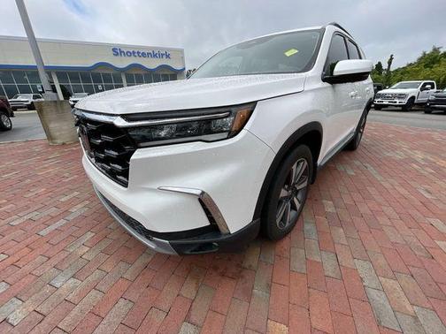 White 2023 Honda Pilot Elite