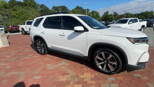 White 2023 Honda Pilot Elite