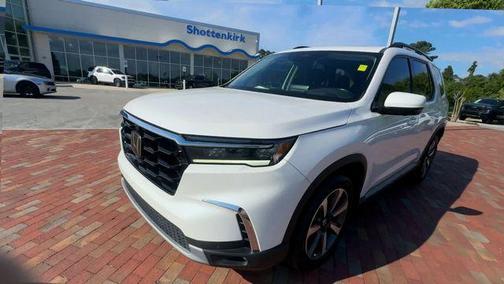 White 2023 Honda Pilot Elite