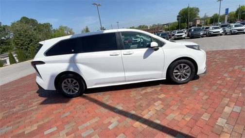 2023 Toyota Sienna LE