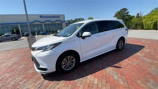2023 Toyota Sienna LE