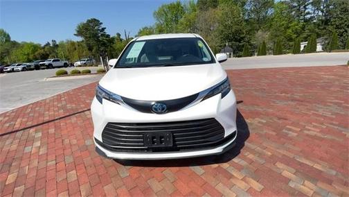 2023 Toyota Sienna LE