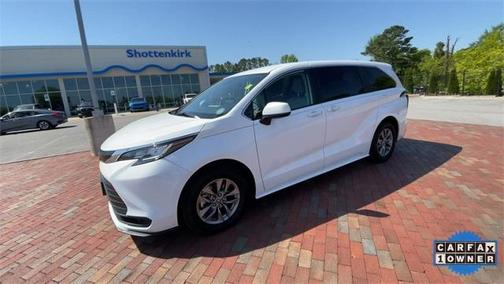 2023 Toyota Sienna LE