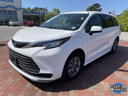 2023 Toyota Sienna LE