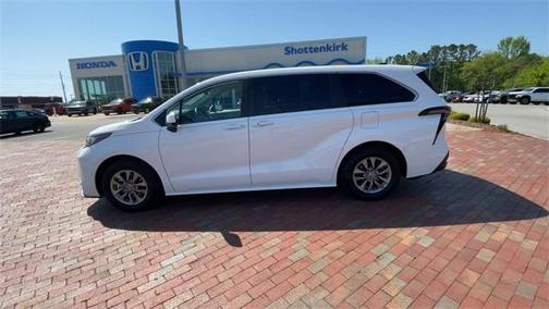2023 Toyota Sienna LE