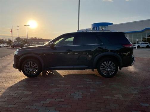 2022 Nissan Pathfinder SL