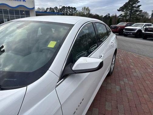 Summit White 2022 Chevrolet Malibu LT