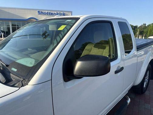 Glacier White 2017 Nissan Frontier SV-I4