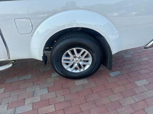 Glacier White 2017 Nissan Frontier SV-I4
