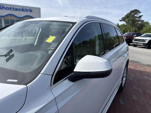 Glacier White Metallic 2022 Audi Q7 55 Premium