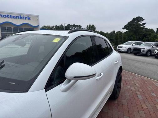 Carrara White Metallic 2017 Porsche Macan Turbo