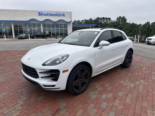 Carrara White Metallic 2017 Porsche Macan Turbo
