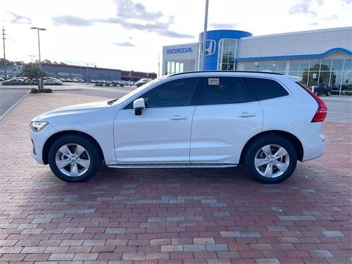 2022 Volvo XC60 B5 Momentum