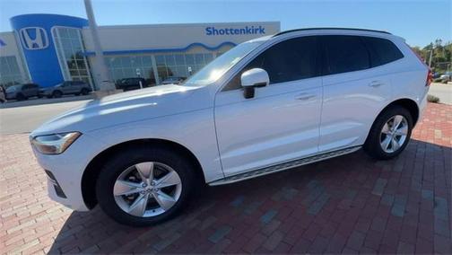 2022 Volvo XC60 B5 Momentum