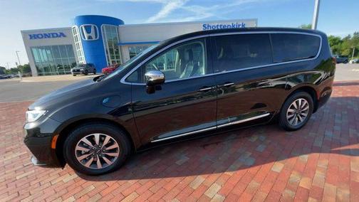 Brilliant Black Crystal Pearlcoat 2023 Chrysler Pacifica Hybrid Limited