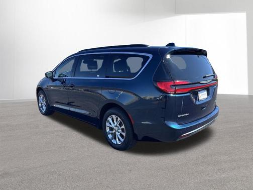 Fathom Blue Pearlcoat 2022 Chrysler Pacifica Touring-L