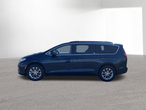 Fathom Blue Pearlcoat 2022 Chrysler Pacifica Touring-L