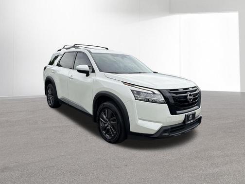 White 2022 Nissan Pathfinder SV