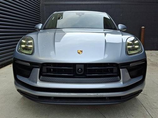 Dolomite Silver Metallic 2026 Porsche Macan Base