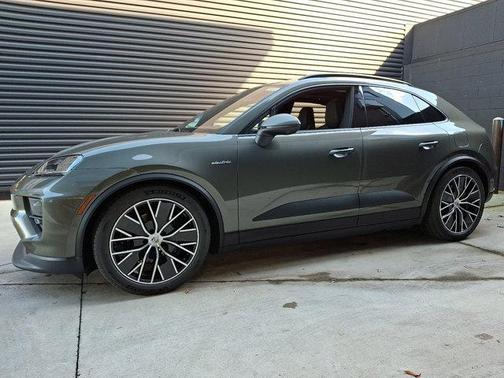 2025 Porsche Macan Base