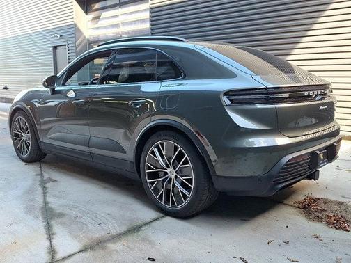 2025 Porsche Macan Base
