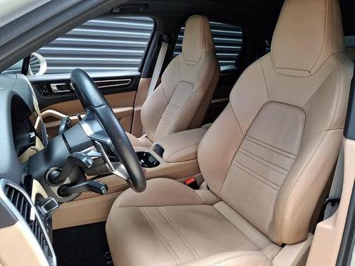 Chalk 2023 Porsche Cayenne Platinum Edition
