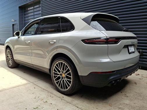Chalk 2023 Porsche Cayenne Platinum Edition