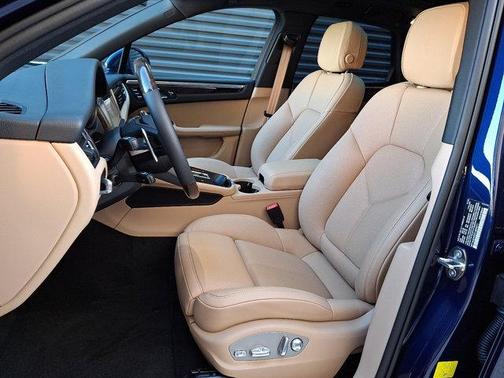 1A 2026 Porsche Macan Base