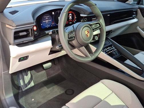 2025 Porsche Macan 4
