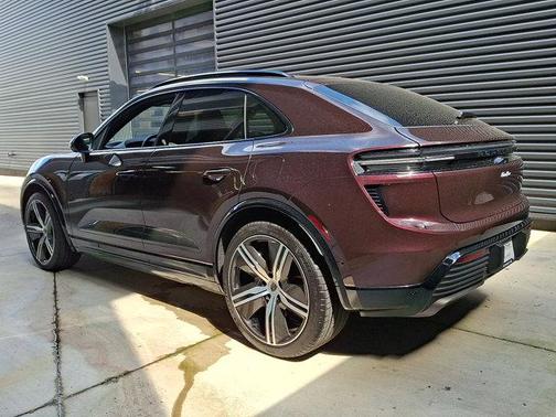 2024 Porsche Macan Turbo