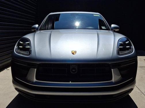 Dolomite Silver Metallic 2023 Porsche Macan