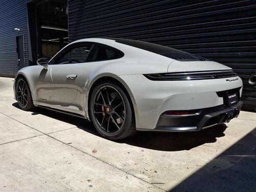 3H 2026 Porsche 911 Carrera 4 GTS