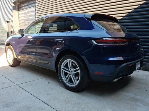 Gentian Blue Metallic 2023 Porsche Macan Base