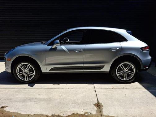 Dolomite Silver Metallic 2026 Porsche Macan