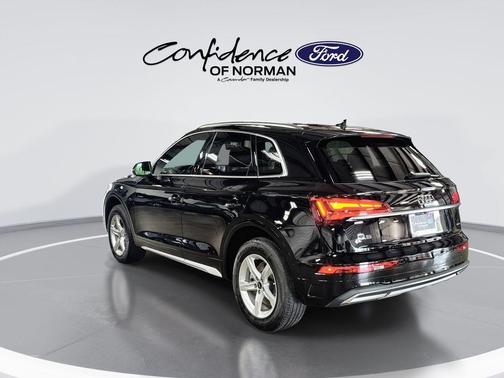 Mythos Black Metallic 2023 Audi Q5 40 Premium