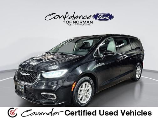 Brilliant Black Crystal Pearlcoat 2023 Chrysler Pacifica Touring-L