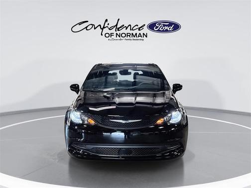 2025 Chrysler Voyager LX