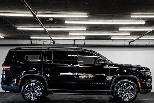 Diamond Black Crystal Pearlcoat 2022 Jeep Wagoneer Series III 4x4