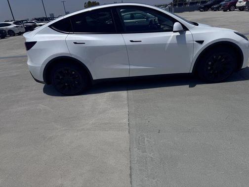 2022 Tesla Model Y Long Range Dual Motor All-Wheel Drive