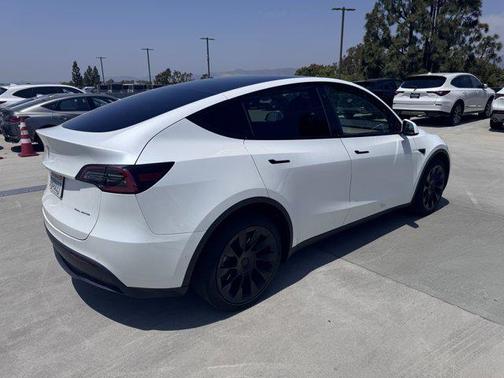 2022 Tesla Model Y Long Range Dual Motor All-Wheel Drive