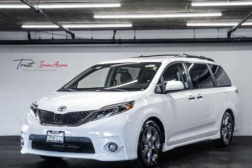 White 2015 Toyota Sienna SE