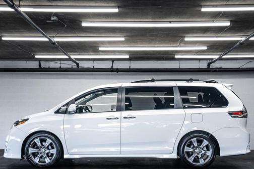 White 2015 Toyota Sienna SE