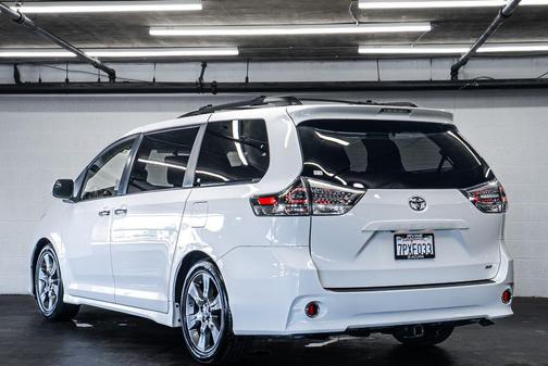 White 2015 Toyota Sienna SE