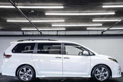 White 2015 Toyota Sienna SE