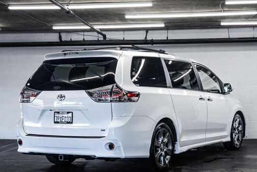 White 2015 Toyota Sienna SE