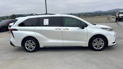 2023 Toyota Sienna XSE 7 Passenger