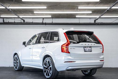 2022 Volvo XC90 T6 Momentum
