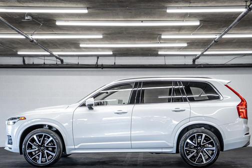 2022 Volvo XC90 T6 Momentum