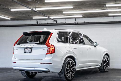 2022 Volvo XC90 T6 Momentum