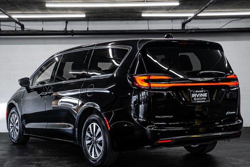 Brilliant Black Crystal Pearlcoat 2024 Chrysler Pacifica Hybrid Select